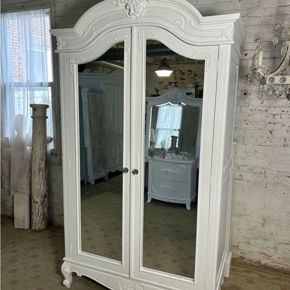 Gorgeous 18th century Victorian reproduction White Armoire With Glass Doors. - Picture 3 of 3